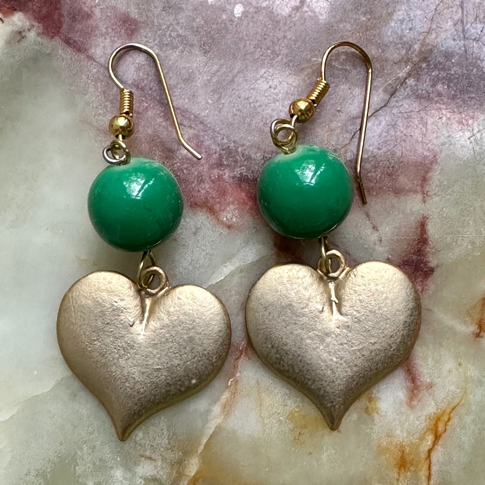 VINTAGE 1990s MATTE GOLD HEARTS GREEN BEADED DANGLE EARRINGS PIERCED BOHEMIAN